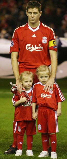 9 Dicembre 2009 Steven Gerrard con le due figlie Lily Ella e Lexie prima della partita di Champions Liverpool - Fiorentina (LaPresse)